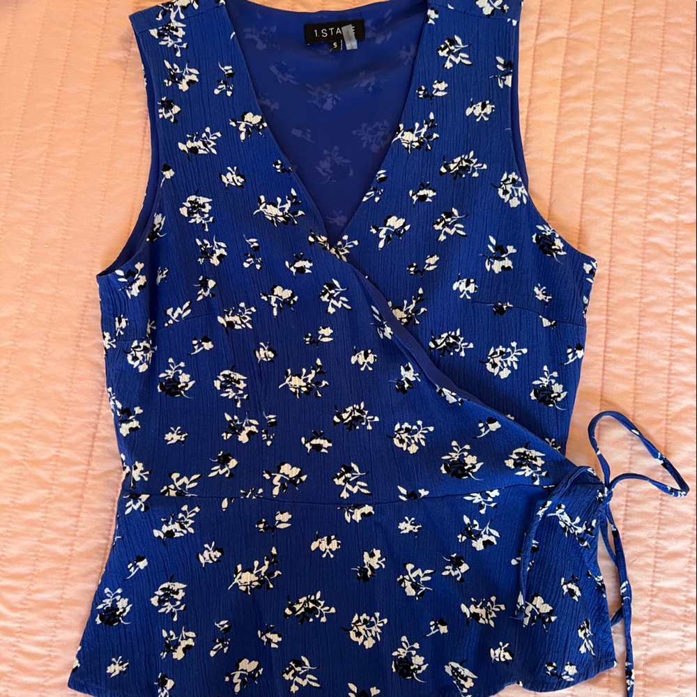 1 State blue floral top, size small